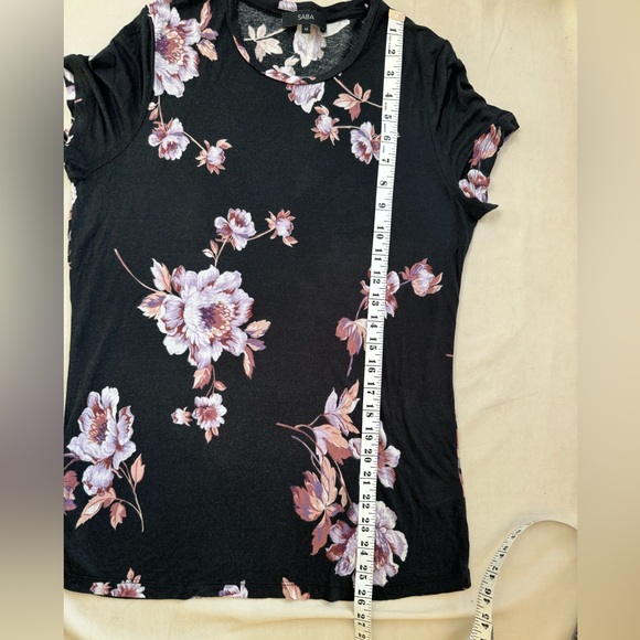 Saba soft black tee with purple/pink/brown flowers. M. - Picture 5 of 6